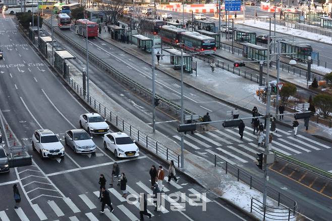 서울 시내버스 노동조합이 무기한 전면파업에 돌입에 들어간지 첫 날인 13일 서울역 버스환승센터 모습(사진=이영훈 기자)