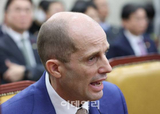 해롤드 로저스 쿠팡 대표이사가 지난달 31일 서울 여의도 국회에서 열린 쿠팡 침해사고 및 개인정보 유출, 불공정 거래, 노동환경 실태 파악과 재발방지 대책 마련을 위한 청문회에서 출석, 질의에 답변하고 있다.(사진= 노진환 기자)