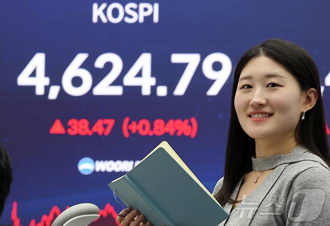 12일 오후 서울 중구 우리은행 본점 딜링룸 전광판에 코스피지수 종가가 나오고 있다. 이날 코스피는 전일 종가와 비교해 38.47포인트(p)(0.84%) 상승한 4624.79로 거래를 마쳤다. 2026.1.12/뉴스1 ⓒ News1 김진환 기자