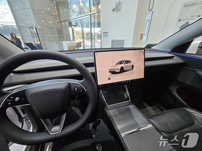 11일 오전 서울 영등포구 소재 테슬라 여의도 스토어에 전시된 중형 전기 SUV '모델Y' 1열 내부 모습. 2026.01.11/뉴스1 김성식 기자