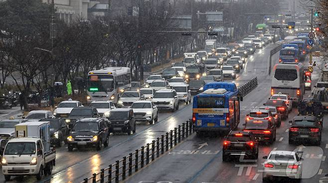 눈이 내리는 12일 서울 마포구 인근 도로가 정체되고 있다. 2026.1.12/뉴스1 ⓒ News1 이호윤 기자