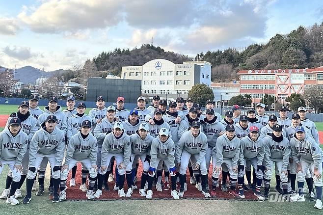 NC 다이노스가 지난 12일 연고 지역 아마추어 야구 발전과 선수들의 소속감 고취를 위해 19개 중·고등학교 야구팀에 후드티셔츠 748벌을 전달했다.(NC 다이노스 제공)