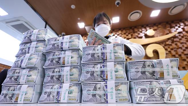 6일 서울 중구 하나은행 위변조대응센터에서 직원이 달러화를 정리하고 있다.  2026.1.6/뉴스1 ⓒ News1 박지혜 기자