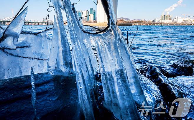 서울 영등포구 여의도 인근 한강에 고드름이 얼어있다. 2026.1.13/뉴스1 ⓒ News1 이호윤 기자