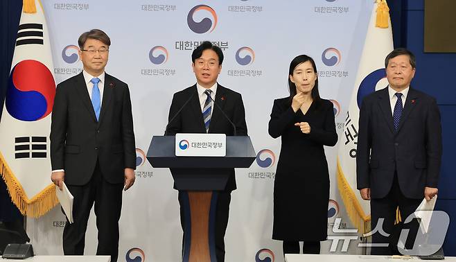 김영훈 고용노동부 장관이 13일 서울 종로구 정부서울청사 별관 브리핑실에서 고용노동부-경제사회노동위원회-중앙노동위원회 정책간담회 사후 브리핑을 하고 있다. 왼쪽부터 김지형 경제사회노동위원회 위원장, 김 장관, 박수근 중앙노동위원회 위원장. 2026.1.13/뉴스1 ⓒ News1 임세영 기자