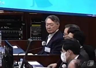 윤석열 전 대통령이 13일 서울 서초구 서울중앙지방법원에서 열린 내란 우두머리 혐의 2차 결심공판에 출석해 자리에 앉아 있다. (서울중앙지방법원 제공 영상 캡쳐. 재판매 및 DB 금지) 2026.1.13/뉴스1