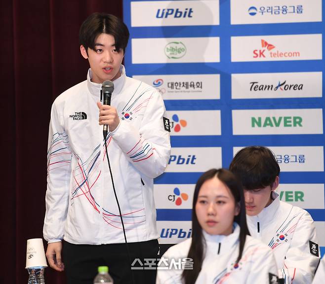 쇼트트랙 이준서가 7일 진천 국가대표선수촌에서 열린 2026 국가대표선수단 훈련개시 및 밀라노코르티나동게올림픽대회 D-30 미디어데이에서 기자의 질문에 답하고 있다. 진천 | 최승섭기자 thunder@sportsseoul.com