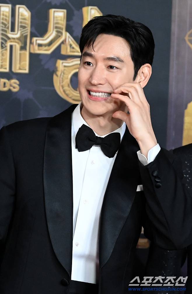 31일 서울 상암동 SBS 프리즘타워에서 열린 2025 SBS 연기대상. 이제훈이 포즈를 취하고 있다. 상암동=허상욱 기자wook@sportschosun.com/2025.12.31/