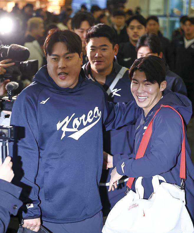 WBC 1차 캠프지 향하는 야구대표팀. 사진=연합뉴스

    (영종도=연합뉴스) 윤동진 기자 = 류현진(왼쪽), 김혜성을 비롯한 한국 야구대표팀 선수들이 9일 인천국제공항 1터미널에서 월드베이스볼클래식(WBC) 1차 캠프지인 사이판으로 출국하고 있다. 2026.1.9

    mon@yna.co.kr

(끝)





<저작권자(c) 연합뉴스, 무단 전재-재배포, AI 학습 및 활용 금지>