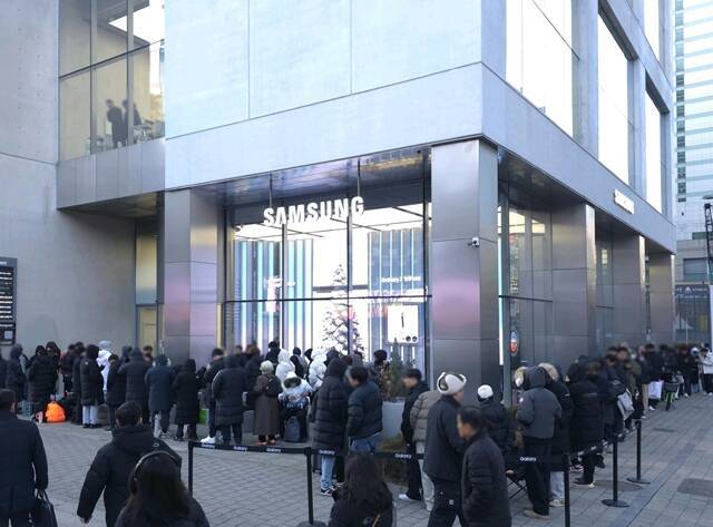 '갤럭시Z트라이폴드'가 출시된 지난해 12월 12일 오전, 고객들이 제품을 구매하기 위해 삼성 강남 외부에서 대기하고 있다. /삼성전자