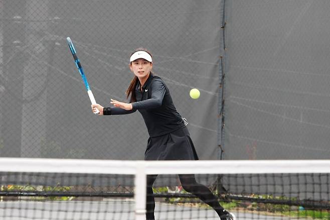 배드민턴 선수 출신으로 국내 동호인 여자 테니스 최강에 오른 정혜승. 테니스코리아