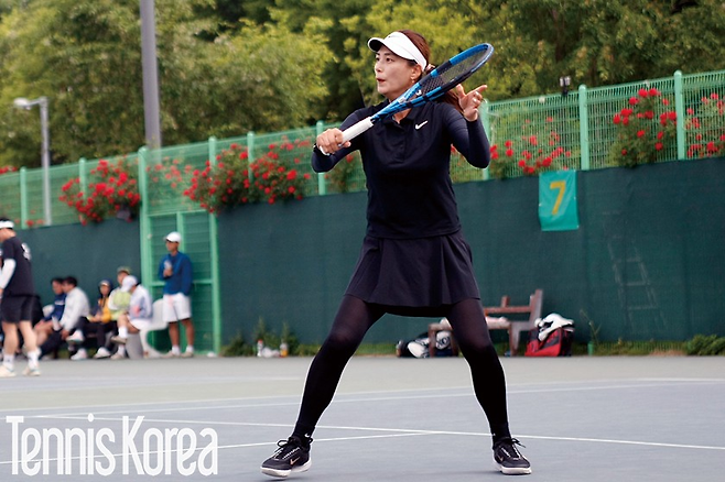 정혜승의 안정된 발리. 테니스코리아