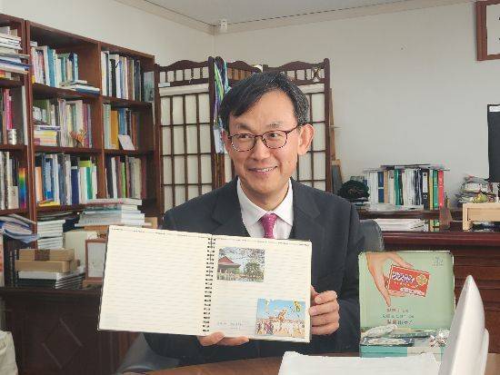 지난 7일 국립민속박물관 관장실에서 진행한 인터뷰에서 장상훈 관장이 어릴적 어머니와 민속박물관을 찾았던 기록물을 소개하고 있다. 서믿음 기자
