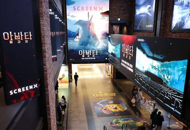 지난해 극장을 찾은 관람객 수는 1억608만 명에 그쳤다. 연합뉴스