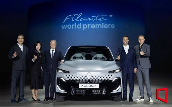 13일 서울 광진구 그랜드 워커힐에서 열린 르노코리아 '필랑트' 공개 행사에서 최성규 르노테크놀로지코리아 연구소장, 상희정 르노코리아 대내외전략본부장, 파브리스 캄볼리브 르노그룹 최고 성장 책임자 및 르노 브랜드 최고경영자(CEO), 니콜라 파리 르노코리아 사장, 로렌스 반 덴 아커 르노그룹 디자인 총괄 부회장이 기념촬영을 하고 있다. 르노코리아