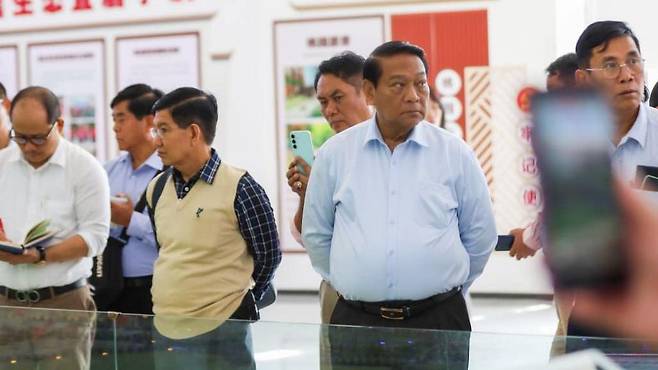 미얀마 연합단결발전당(USDP)의 킨 이 당수와 탕 아예 서기의 중국 방문 당시 모습