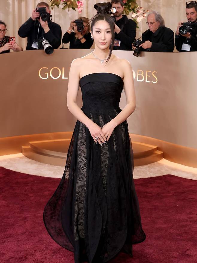 올드 할리우드 스타일의 디올 드레스를 입은 골드 글로브의 이재. @goldenglobes