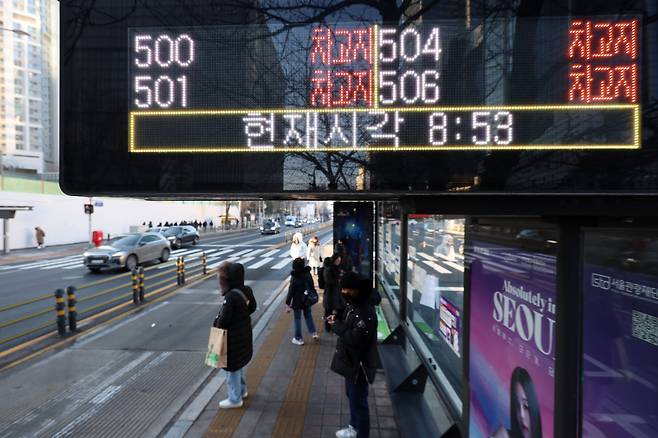 서울 시내버스노조가 총파업에 돌입한 13일 오전 서울 용산구의 한 버스정류장 버스정보안내판에 버스 위치가 '차고지'로 돼 있다./뉴시스