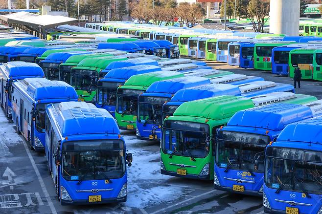 서울 시내버스 노조가 총파업에 돌입한 13일 오후 서울의 한 공영차고지에 운행을 멈춘 시내버스들이 주차돼 있다. /박성원 기자