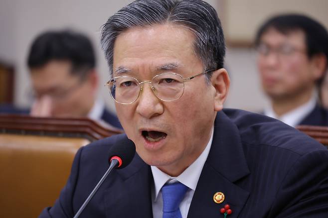 12일 서울 여의도 국회에서 열린 법제사법위원회 전체회의에서 정성호 법무부 장관이 박지원 의원의 공소청, 중수청 보완수사권 관련 질의에 답하고 있다./연합뉴스