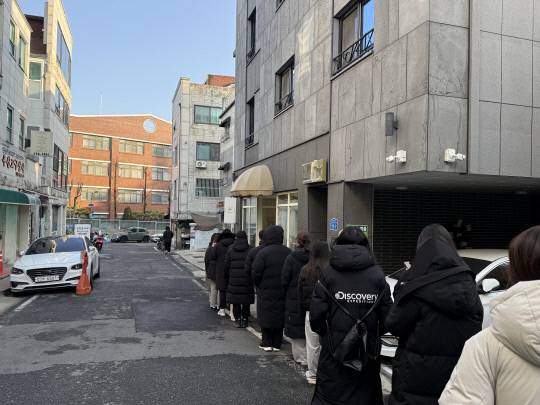 13일 오전 9시 30분, 대전 서구 갈마동의 한 디저트 매장 앞에서 '두바이 쫀득 쿠키(두쫀쿠)'를 구매하기 위한 테이블링 접수 대기 행렬이 늘어서 있다. 이다온 기자