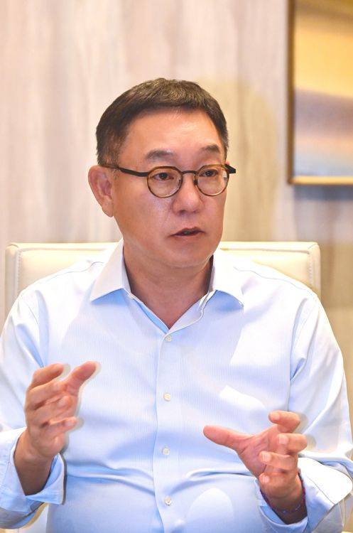 현신균 LG CNS 사장이 7일(현지시간) 'CES 2026'이 열린 미국 라스베이거스에서 기자단과 인터뷰를 하고 있다. ⓒLG CNS