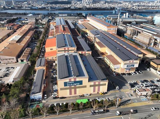 포스코스틸리온 전(全) 공장 지붕에 태양광 패널이 설치돼 있다.ⓒ포스코스틸리온