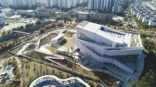 동탄2신도시 자라뫼공원에 건립된 화성예술의전당. 화성시문화관광재단 제공