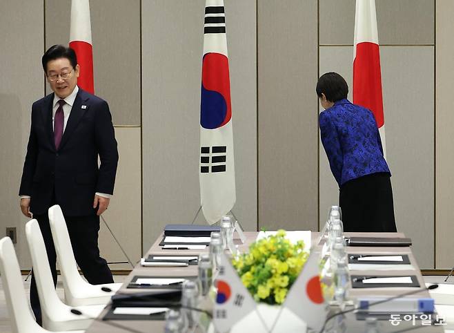 다카이치 사나에 일본 총리가 13일 일본 나라현 회담장에서 열린 이재명 대통령과의 확대정상회담에 앞서 국기를 향해 인사하고 있다. 송은석 기자 silverstone@donga.com