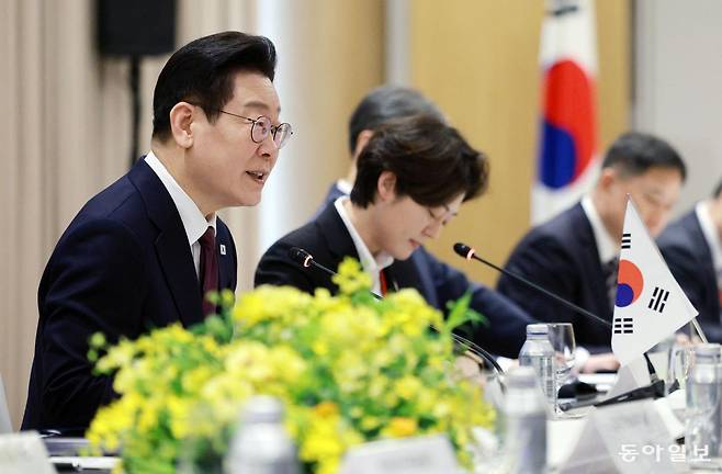 이재명 대통령이 13일 일본 나라현 회담장에서 열린 다카이치 사나에 일본 총리와의 확대정상회담에서 모두발언을 하고 있다. 2026.1.13 청와대사진기자단

   송은석 기자 silverstone@donga.com