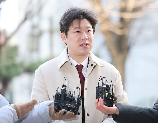 김경 서울시의원의 '종교단체 동원 의혹'을 고발한 국민의힘 진종오 의원이 13일 마포구 서울경찰청 공공범죄수사대에 조사를 받기 위해 출석하며 취재진 질문에 답하고 있다. 연합뉴스