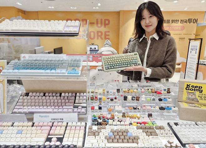 롯데백화점 부산본점은 오는 22일까지 지하 1층 시그니처 팝업존에서 100여 종의 키보드를 한자리에서 만날 수 있는 '키덕투어 in 부산' 팝업스토어를 진행한다고 13일 밝혔다. 롯데쇼핑 제공