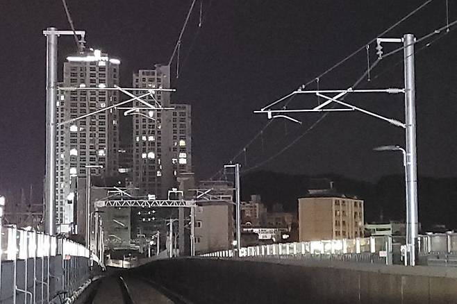 부산도시철도 1호선 전차선로 지지물 개량 후 모습. 부산교통공사 제공