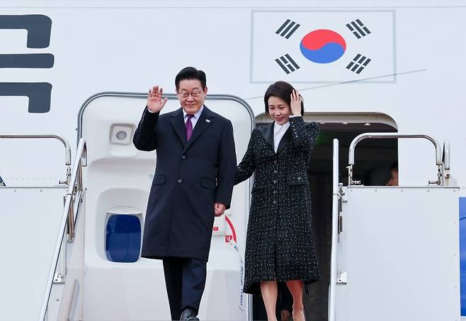 일본 순방 일정에 나선 이재명 대통령과 김혜경 여사가 13일 오사카 간사이 국제공항에서 환영객들에게 인사를 하고 있다. 뉴스1