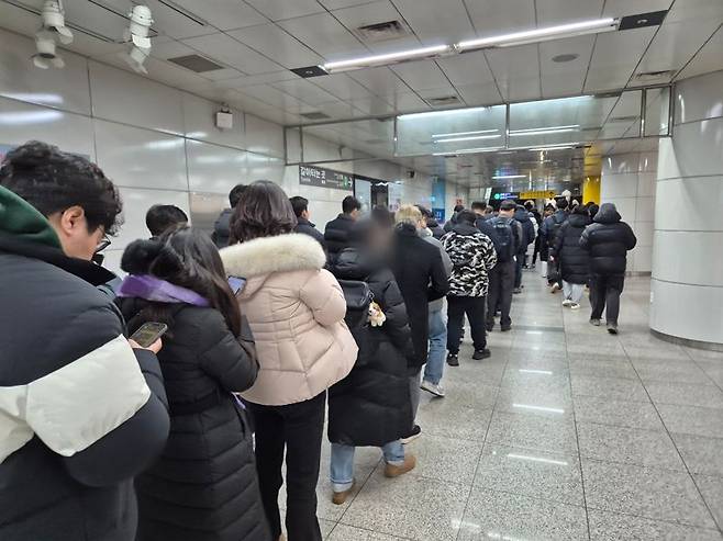 지하철 신분당선과 2호선 사이 환승 구간은 대체 교통편을 찾기 위해 발걸음을 옮긴 시민들이 북새통을 이뤘다. 사진=김예지 기자