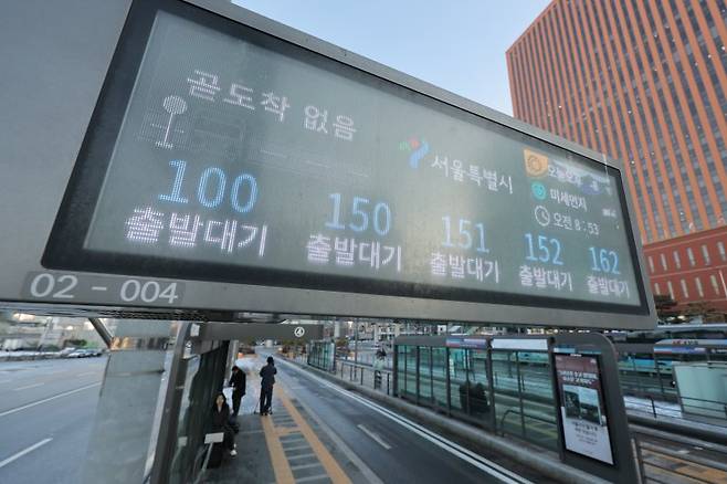 서울 시내버스 노동조합이 무기한 전면파업에 돌입한 13일 서울역 버스환승센터 전광판에 각 노선버스의 위치가 '출발대기'로 표시되고 있다. 연합뉴스