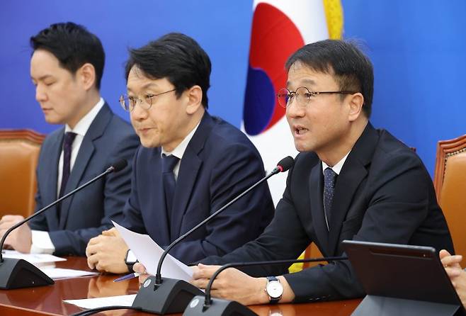 더불어민주당 한병도 원내대표(오른쪽 첫번째)가 13일 국회에서 열린 원내대책회의에서 발언하고 있다. 연합뉴스