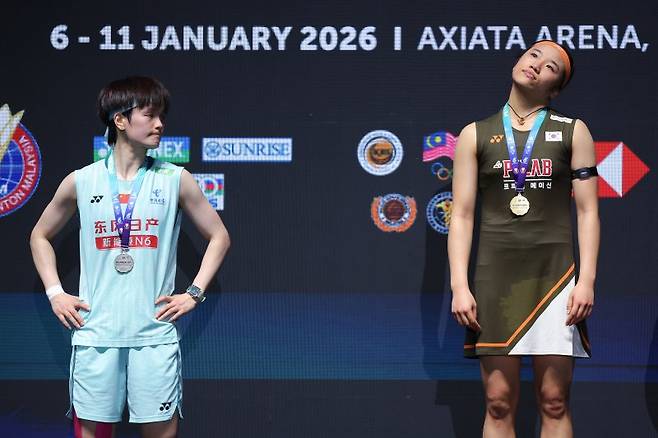 우승을 한 안세영과 준우승한 왕즈이(왼쪽)가 시상대에 올라서 있다.뉴시스