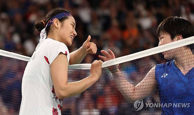 안세영과 기권한 야마구치 아카네(오른쪽). 사진은 파리올림픽 8강 당시의 사진.연합뉴스