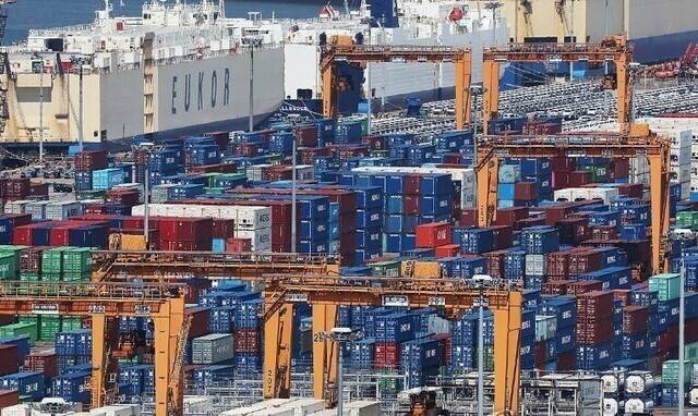 경기도 평택항에 수출용 컨테이너가 쌓여 있다. 연합뉴스