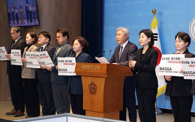 조국혁신당 서왕진 원내대표를 비롯한 의원 및 당직자들이 13일 국회 소통관에서 중수청ㆍ공소청 설치 관련 논란에 대한 조국혁신당 입장 기자회견을 열고 있다. 연합뉴스