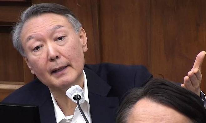 지난 5일 서울중앙지법에서 열린 내란 재판에서 윤석열 전 대통령이 증인으로 나온 김용현 전 국방부 장관을 직접 신문하고 있다. 서울중앙지법 제공