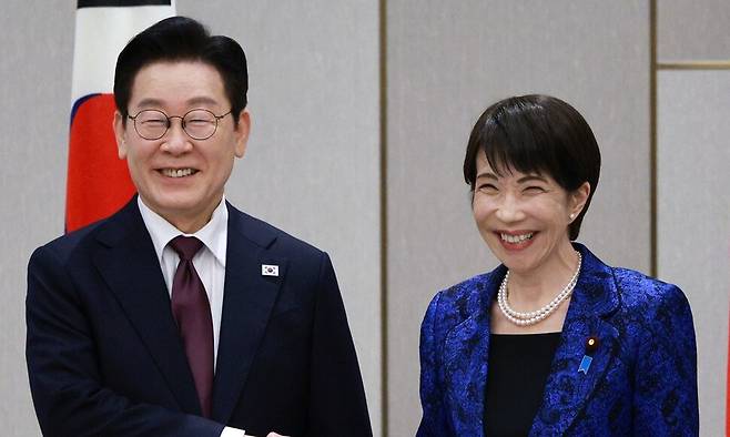 이재명 대통령과 다카이치 사나에 일본 총리가 13일 일본 나라현 회담장에서 열린 확대정상회담에 앞서 악수하고 있다. 나라/김태형 기자 xogud555@hani.co.kr