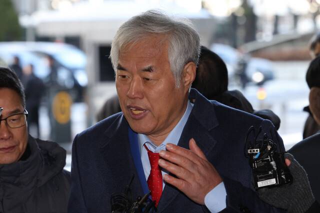 서울서부지법 폭동 배후 혐의를 받는 전광훈 사랑제일교회 목사가 13일 오전 구속 전 피의자 심문(영장실질심사)을 받기 위해 서울 마포구 서울서부지법으로 들어서며 취재진의 질문에 답하고 있다. 최현수 기자 emd@hani.co.kr