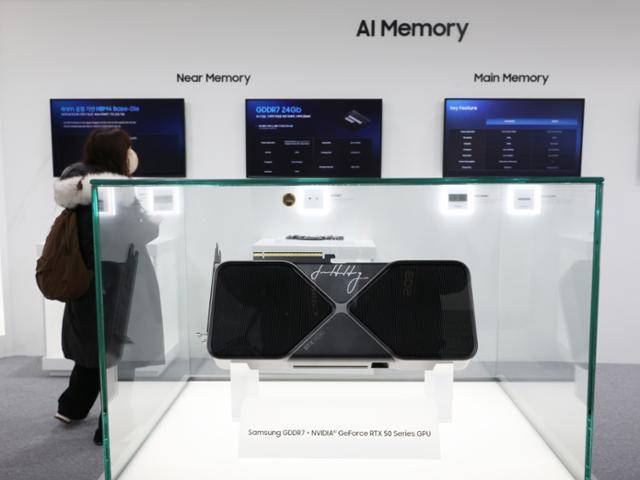 2025년 12월 3일 서을 강남구 코엑스에서 열린 '2025 코리아 테크 페스티벌'에서 참관객이 삼성전자 부스를 둘러보고 있다. 연합뉴스