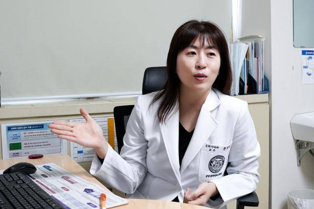 5일 서울 강동구 강동경희대병원에서 문정락 소화기내과 교수가 용종과 대장 내시경에 대해 설명하고 있다. 강동경희대병원 제공