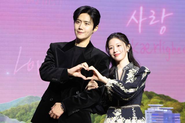 배우 김선호(왼쪽)과 고윤정이 13일 오전 서울 강남구 조선 팰리스 서울 강남에서 열린 넷플릭스 시리즈 '이 사랑 통역 되나요?' 제작발표회에서 포즈를 취하고 있다. 뉴시스