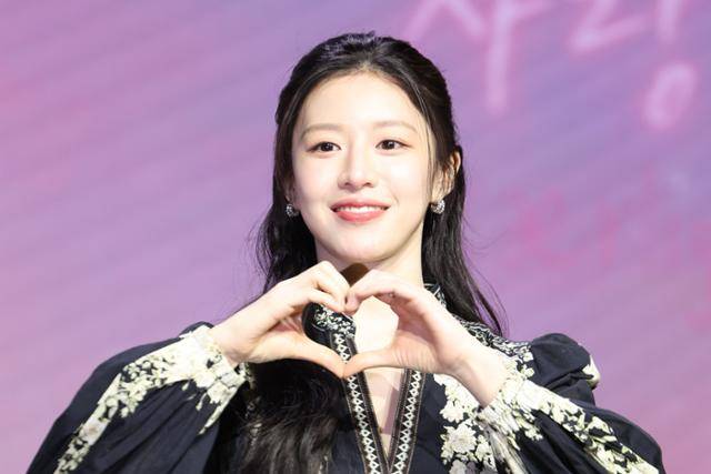 배우 고윤정이 13일 오전 서울 강남구 조선 팰리스 서울 강남에서 열린 넷플릭스 시리즈 '이 사랑 통역 되나요?' 제작발표회에서 포즈를 취하고 있다. 뉴시스