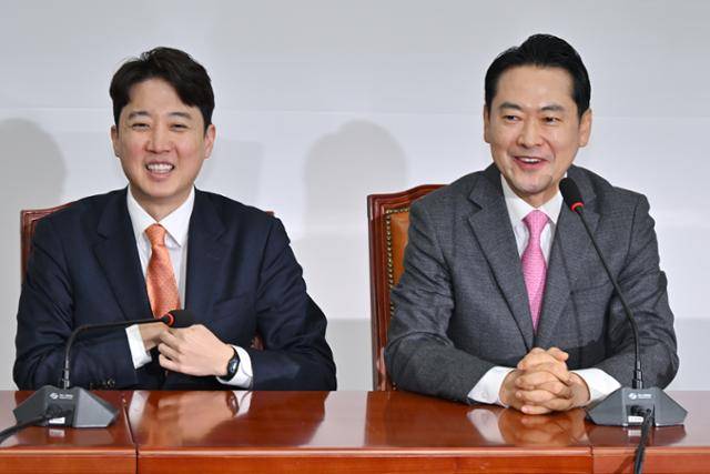 장동혁(오른쪽) 국민의힘 대표가 13일 국회에서 열린 이준석 개혁신당 대표와의 회동에서 모두발언을 하고 있다. 민경석 기자