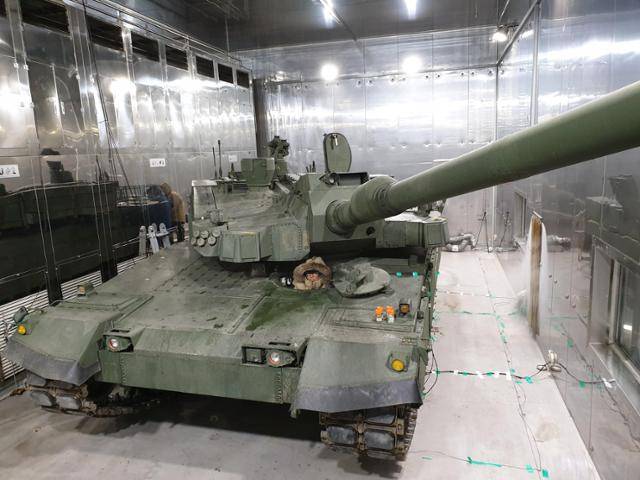 실내에서 저온시동 시험 중인 K2 전차. 방위사업청 제공.